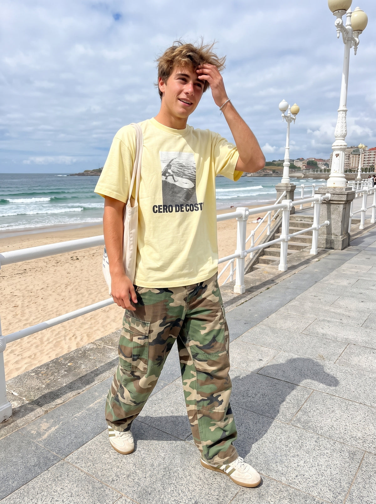 Camiseta «Foto Surfer» paseando por el paseo de Riazor, A Coruña