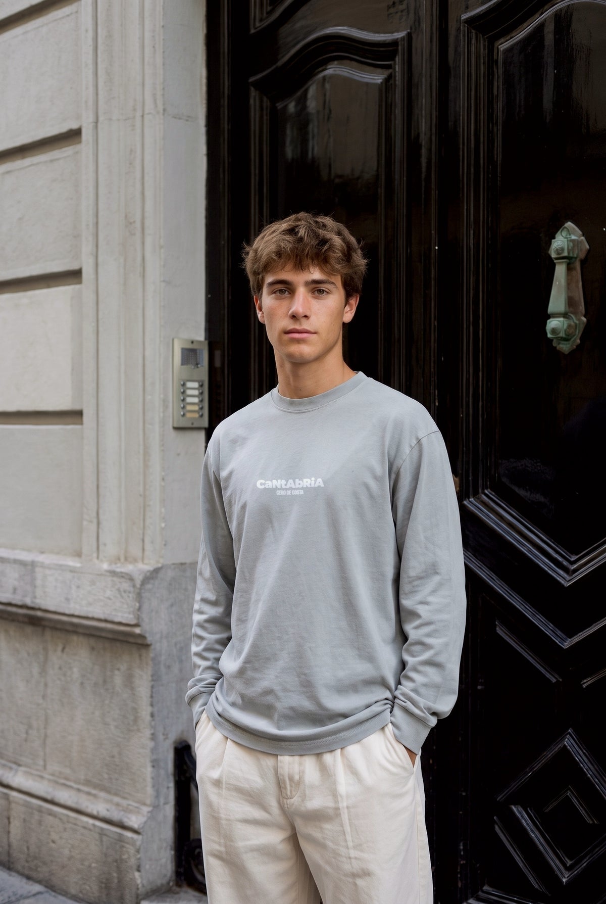 Camiseta manga larga gris «Cantabria» de Cero de Costa con estampado azul claro, vista de frente