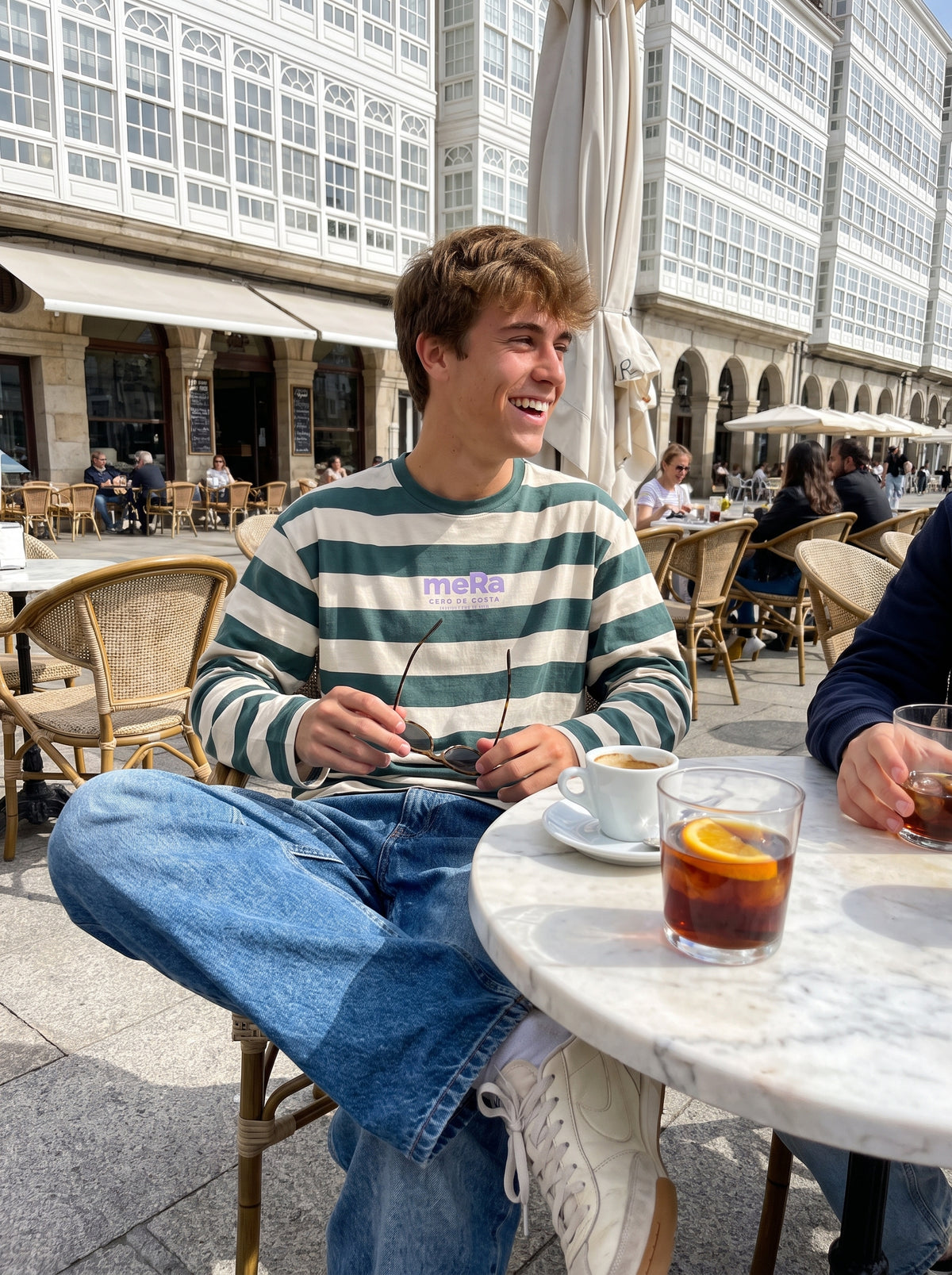 Camiseta de rayas «Mera» en una terraza frente a las galerías de La Marina, A Coruña