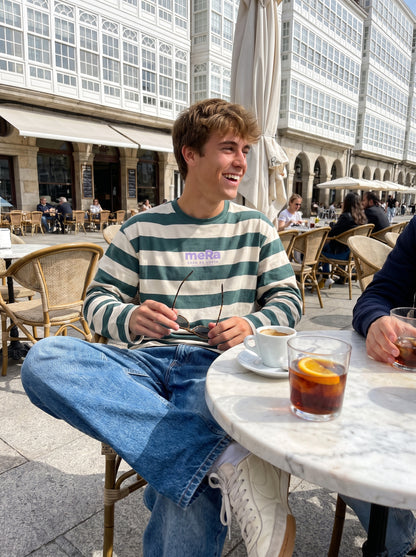 Camiseta de rayas «Mera» en una terraza frente a las galerías de La Marina, A Coruña