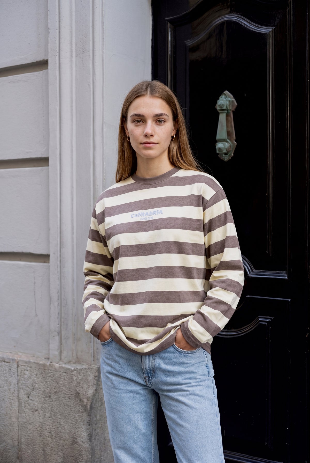 Camiseta de rayas marrón y beige «Cantabria» de Cero de Costa, vista de frente