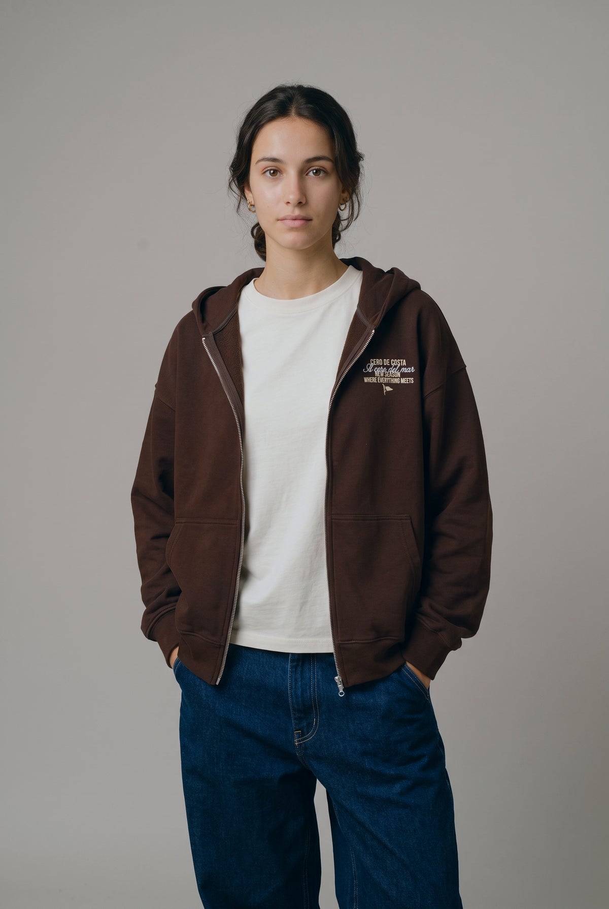 Sudadera con cremallera y capucha marrón «Playas Surf» de Cero de Costa, vista de frente