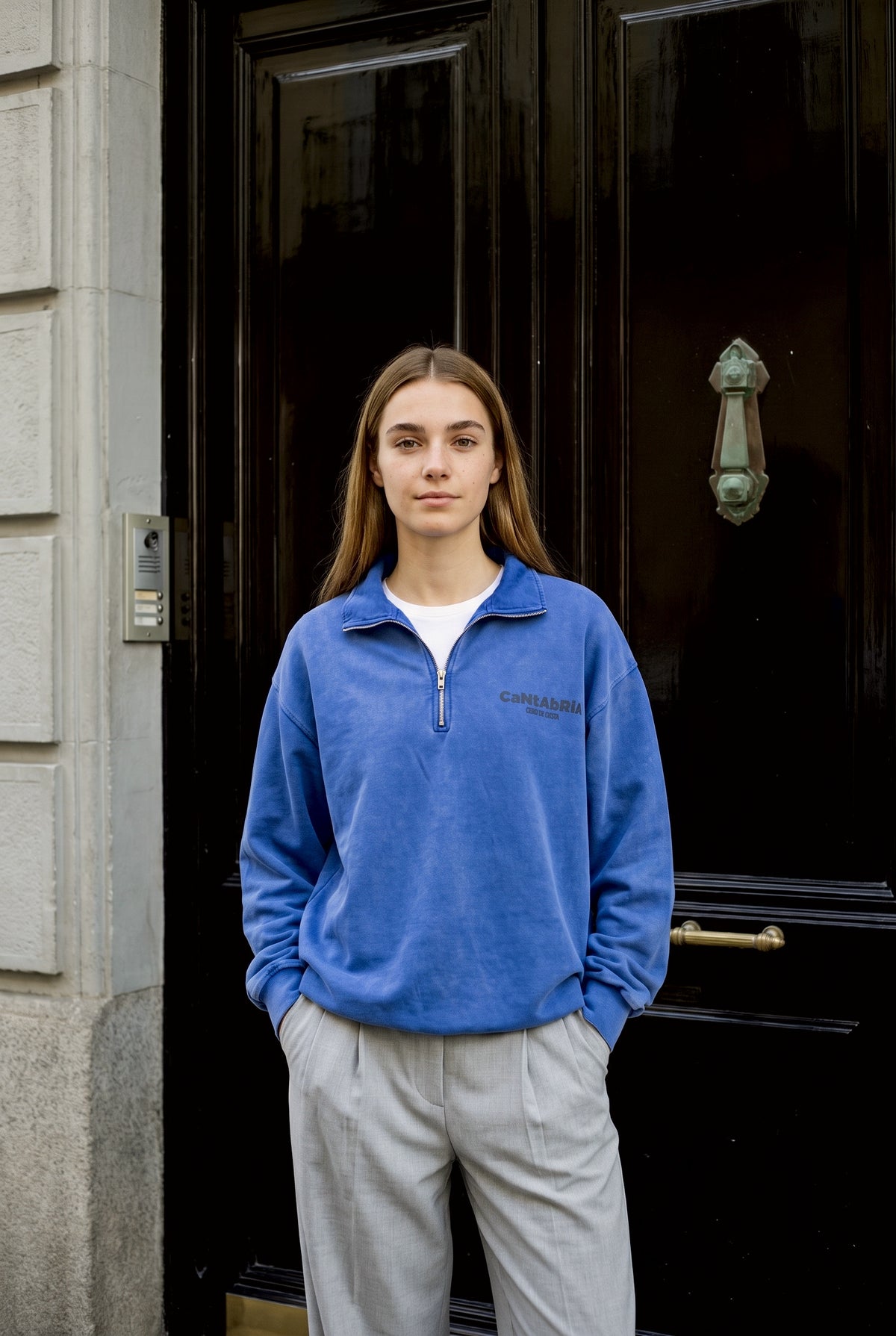 Sudadera media cremallera azul tiza «Cantabria» de Cero de Costa, vista de frente