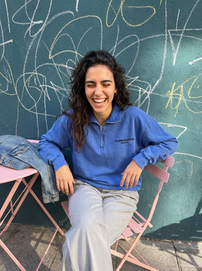 Sudadera media cremallera «Cantabria» en una silla rosa de terraza
