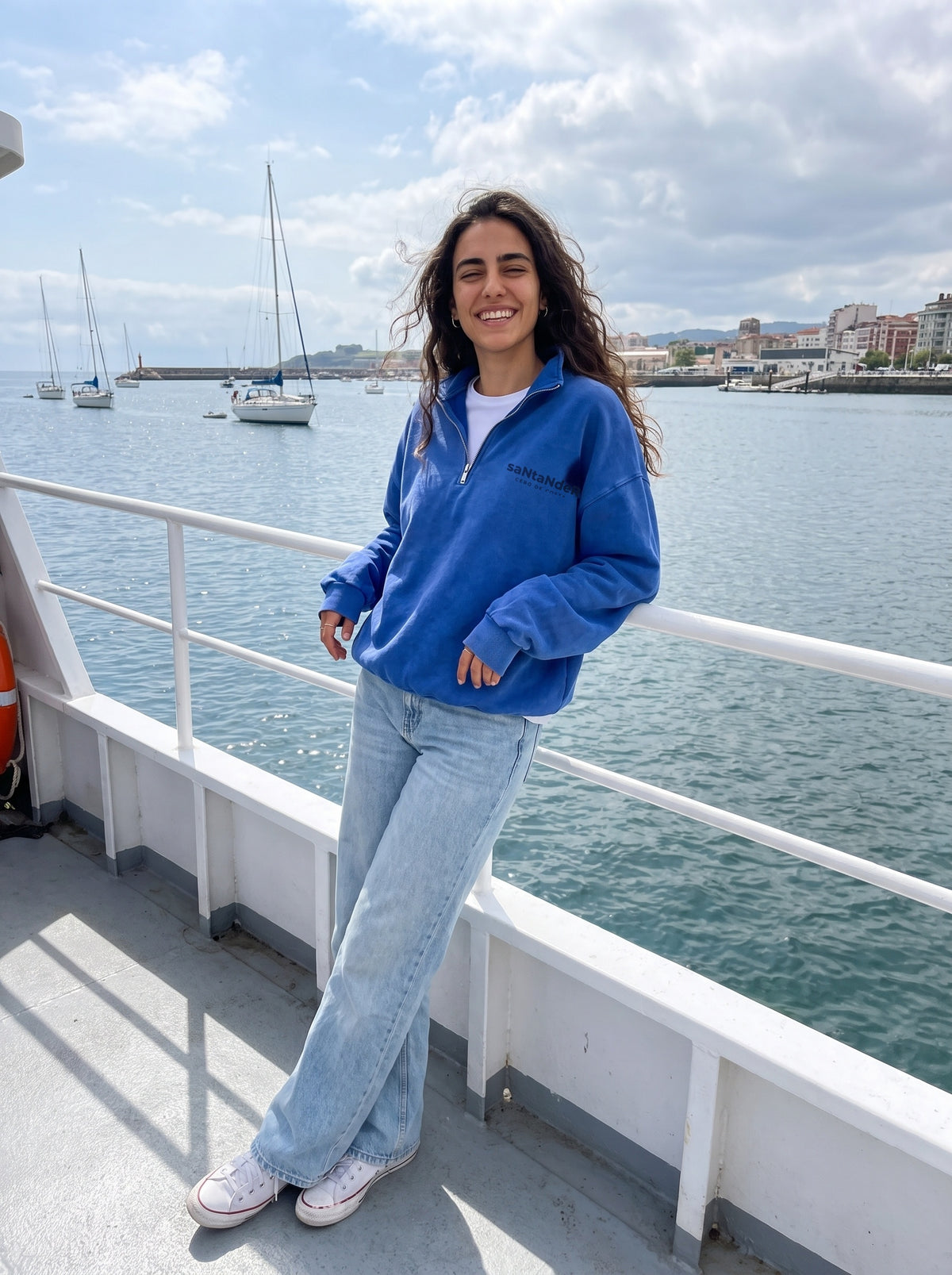 Sudadera media cremallera azul tiza «Santander» de Cero de Costa en el barco de la bahía de Santander
