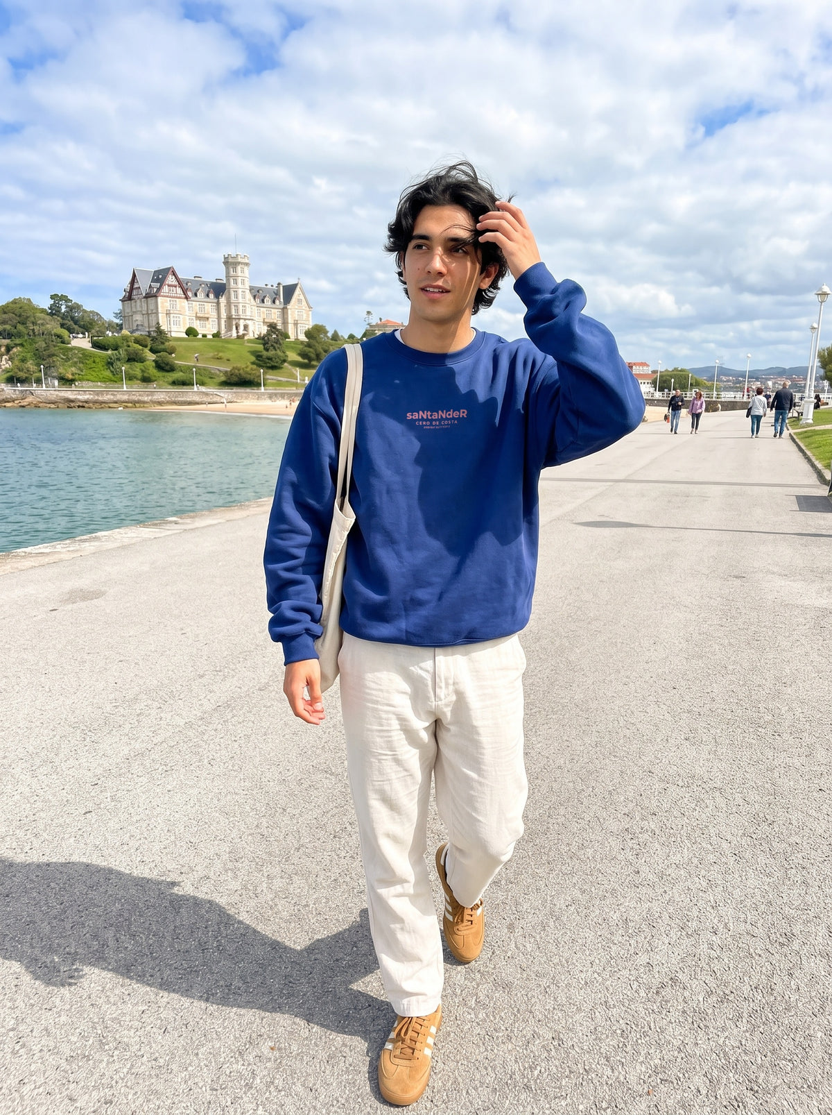 Sudadera azul «Santander» paseando por La Magdalena, Santander