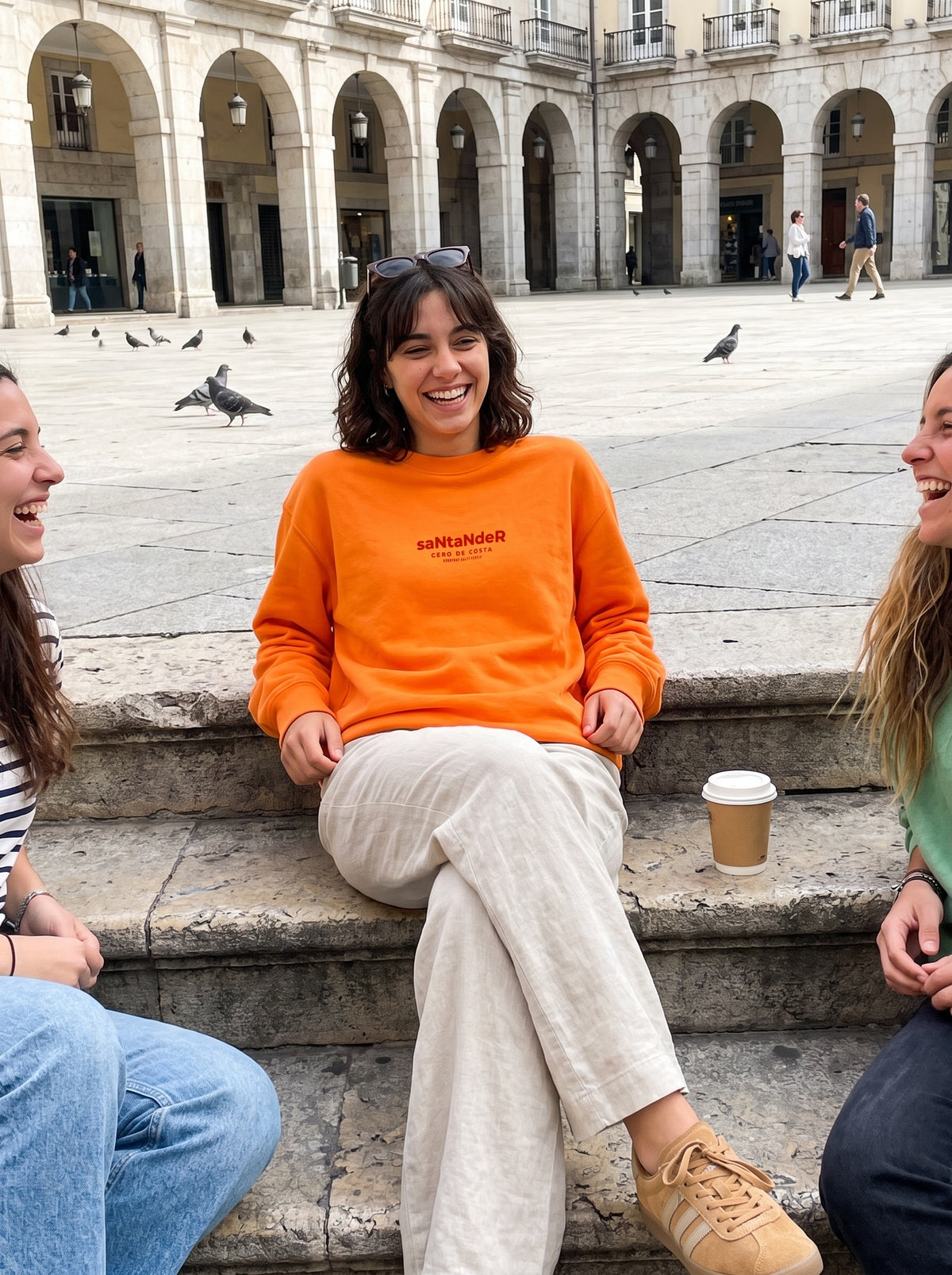 Sudadera coral «Santander» de Cero de Costa en la Plaza Porticada de Santander