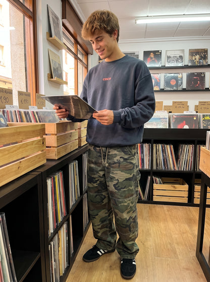 Sudadera antracita «Not Only Beach» en una tienda de vinilos